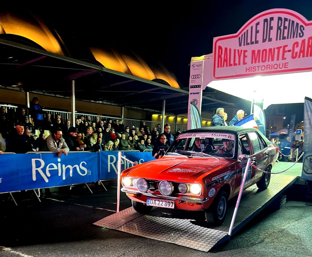 Brødrene Arne og Bent Fasberg fra Karlslunde og Tune kører deres Sunbeam Avenger fra 1973 ud på det 3.000 km lange løb med start i Reims
(Foto: Privat)